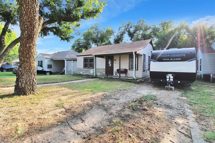 View of front of home featuring central AC and a front lawn