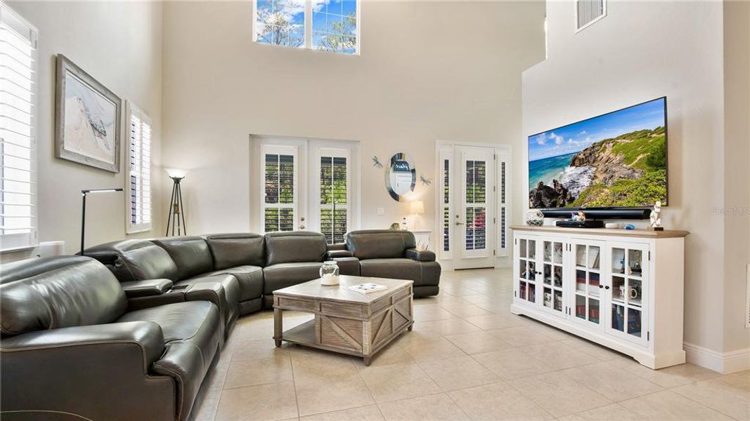 LIVING ROOM WITH MASSIVE CEILINGS