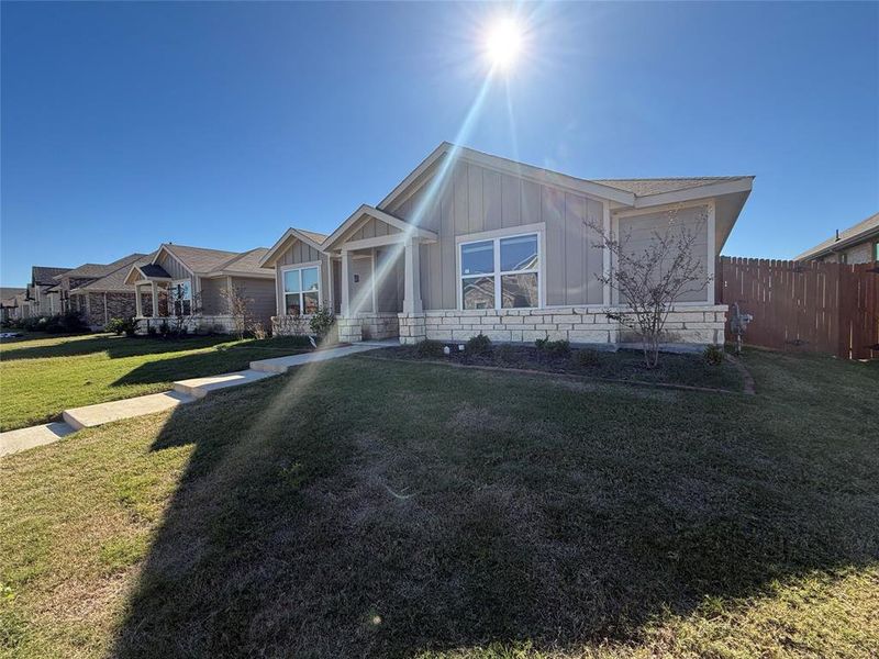 View of front facade with a front yard