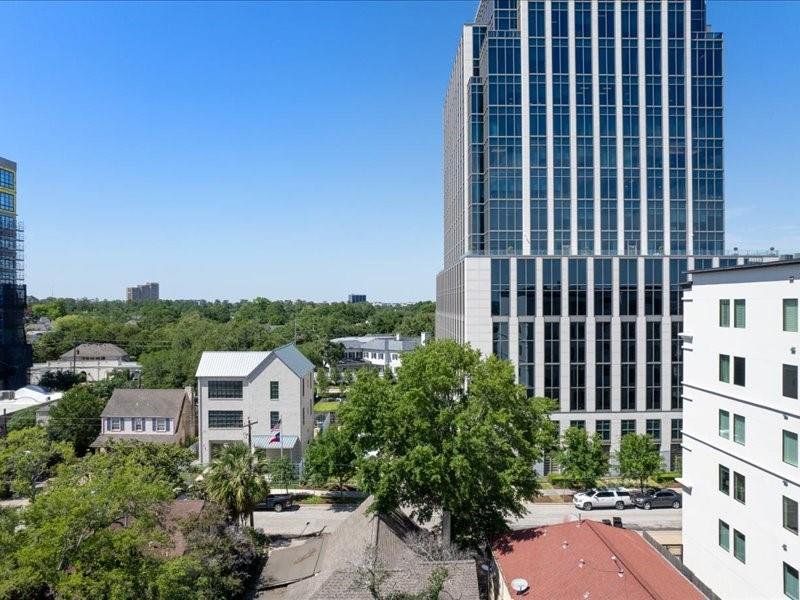 Northern-facing view of River Oaks tree canopy. Shown at approximate height of 6th Floor. Views shown may not resemble actual unit view.