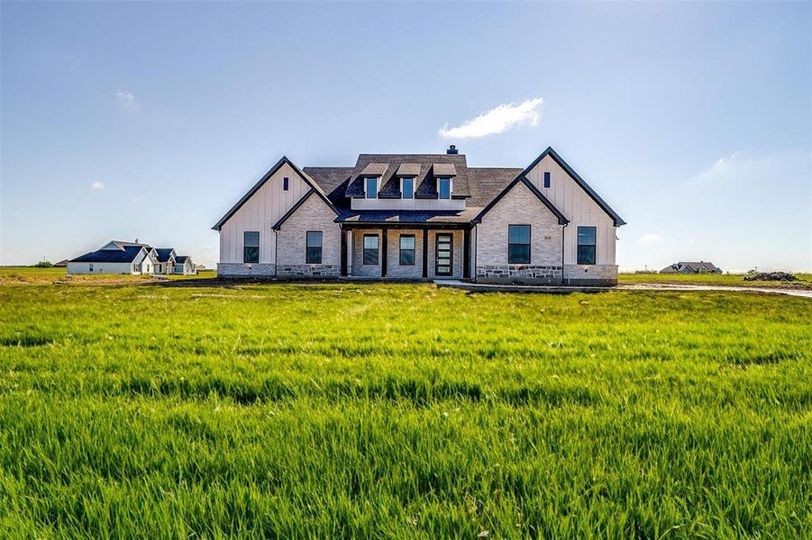 View of front of property featuring a front yard