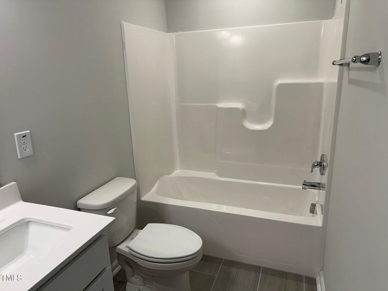 757 2nd floor hall bath tub