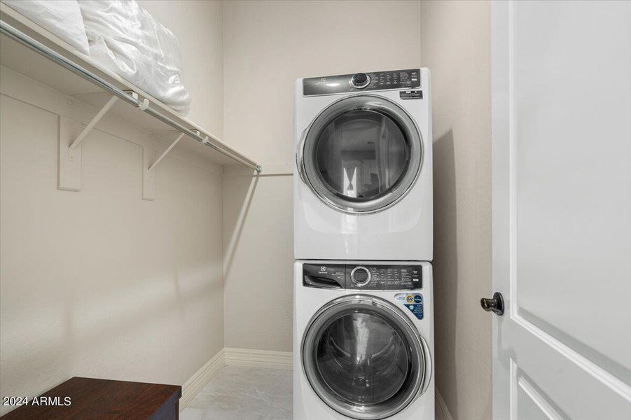068-Casita closet & laundry
