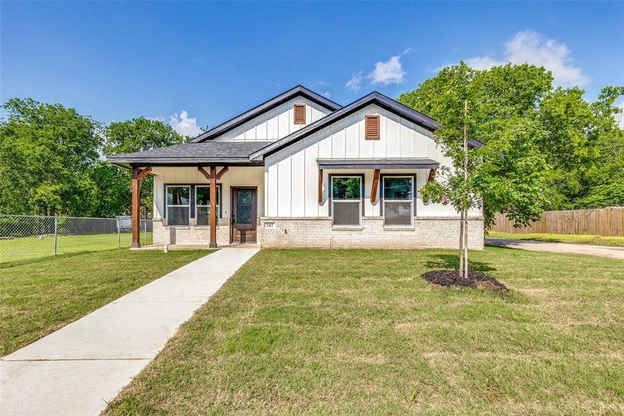 New construction Single-Family house 747 N Wilhite Street, Cleburne, TX 76031 - photo