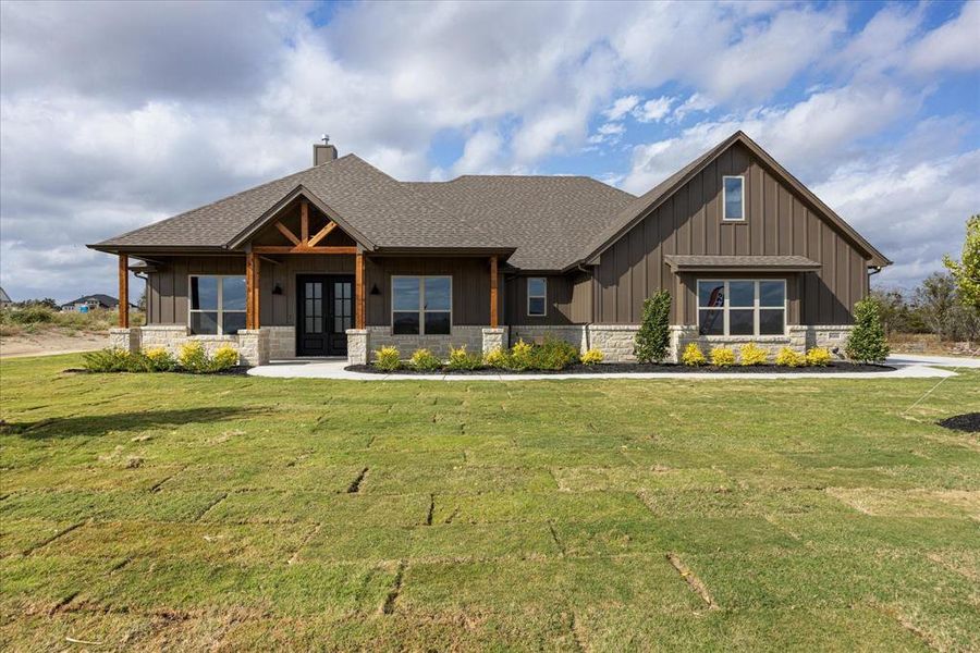 Craftsman house featuring a front yard