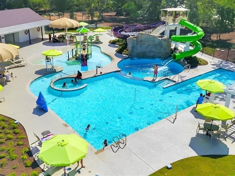 Create lasting memories with loved ones in this inviting pool. Perfect for barbecues, birthdays, or simply enjoying a relaxing evening together.