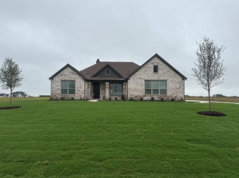 View of front facade featuring a front yard