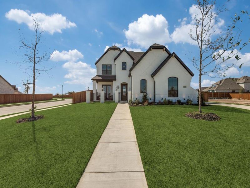 View of front of property featuring a front yard