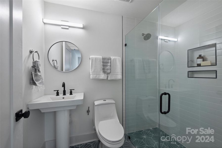 Connected bath to Guest room/ office