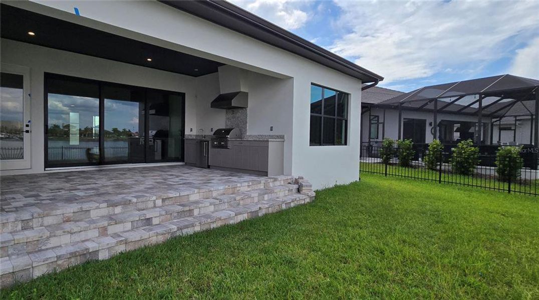 Large Covered Lanai and Outdoor Kitchen.