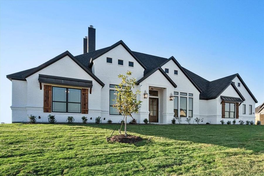 View of front facade featuring a front yard