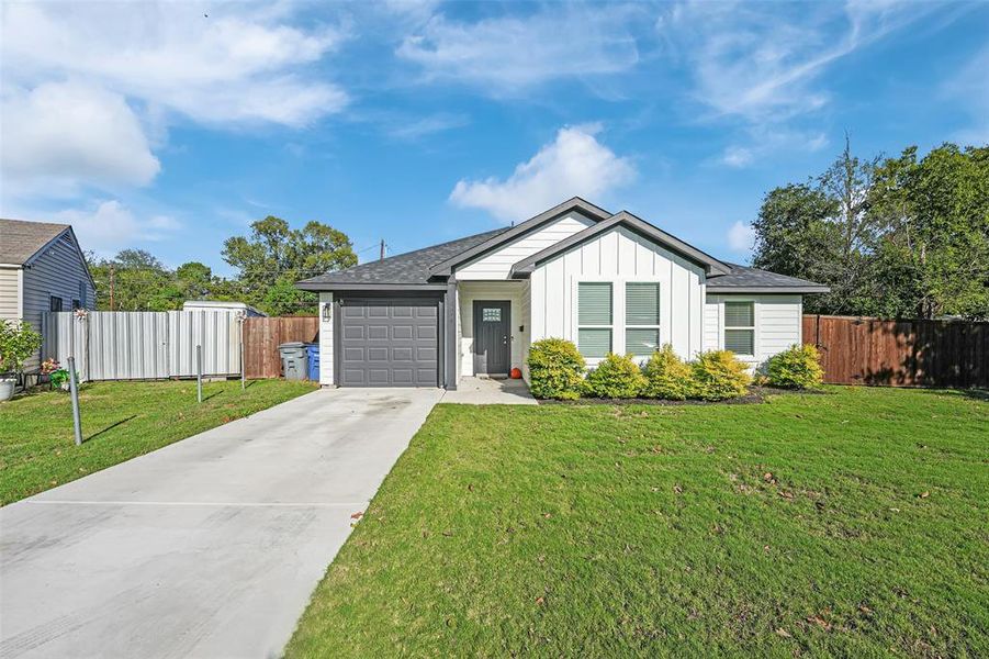 View of front facade with a garage and a front yard