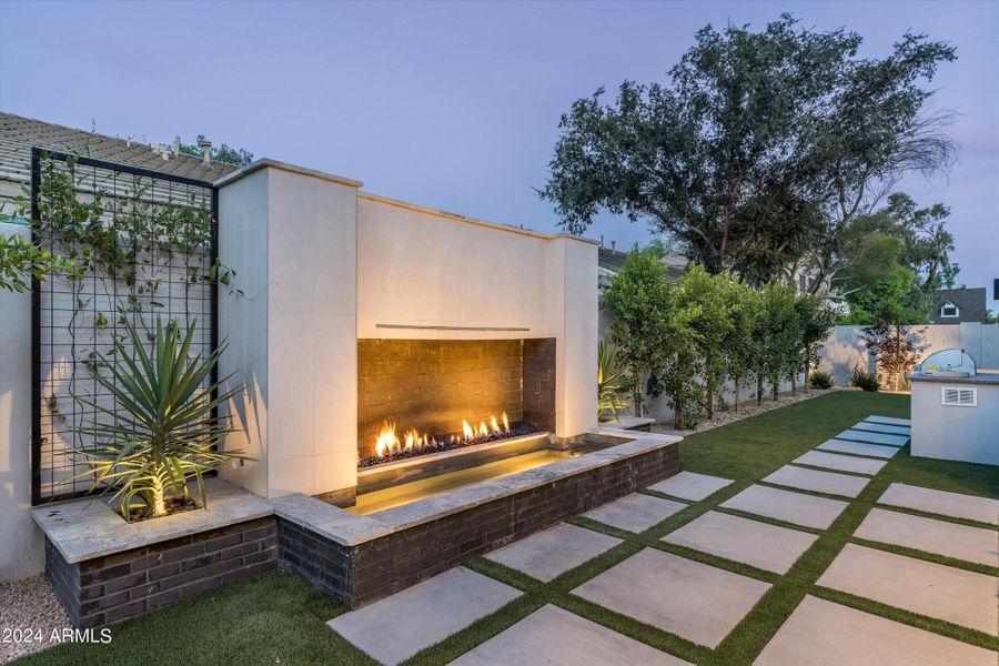 Outdoor fireplace