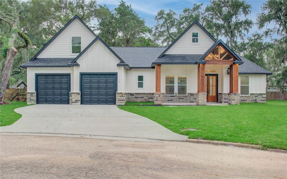 New construction Single-Family house 554 Six Gun Trail, Angleton, TX 77515 - photo