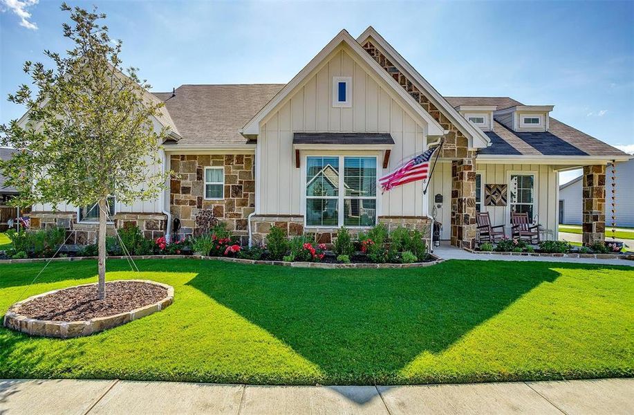 Craftsman inspired home featuring a front lawn