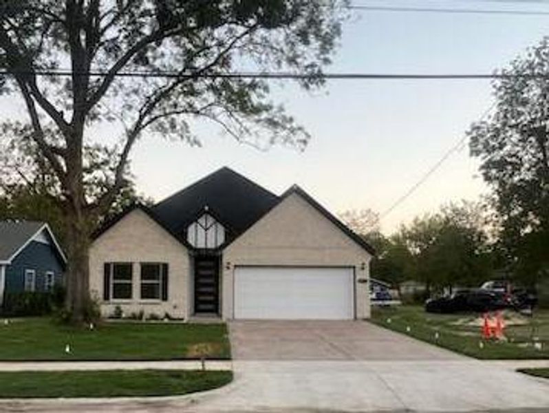 View of front facade with a front lawn