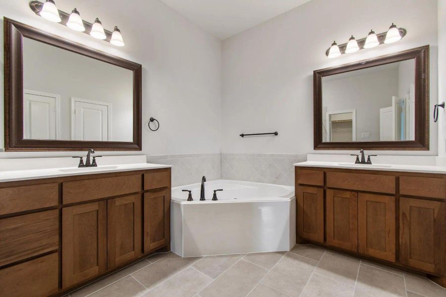 Primary Bathroom | Concept 2086 at Redden Farms - Classic Series in Midlothian, TX by Landsea Homes
