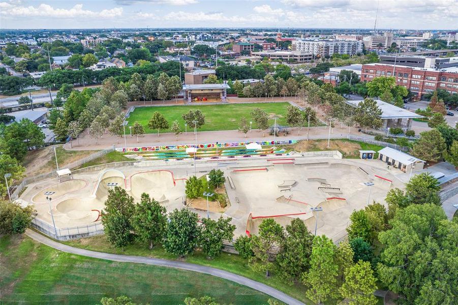 Buffalo Bayou Park is minutes away. Enjoy all the perks of being right outside of Downtown Houston. From the Skate park to the Cistern, Boat tours, Bike tours, Music events, volleyball, dog park, and Flora Restaurant; it all encompasses the 52-mile waterway!!