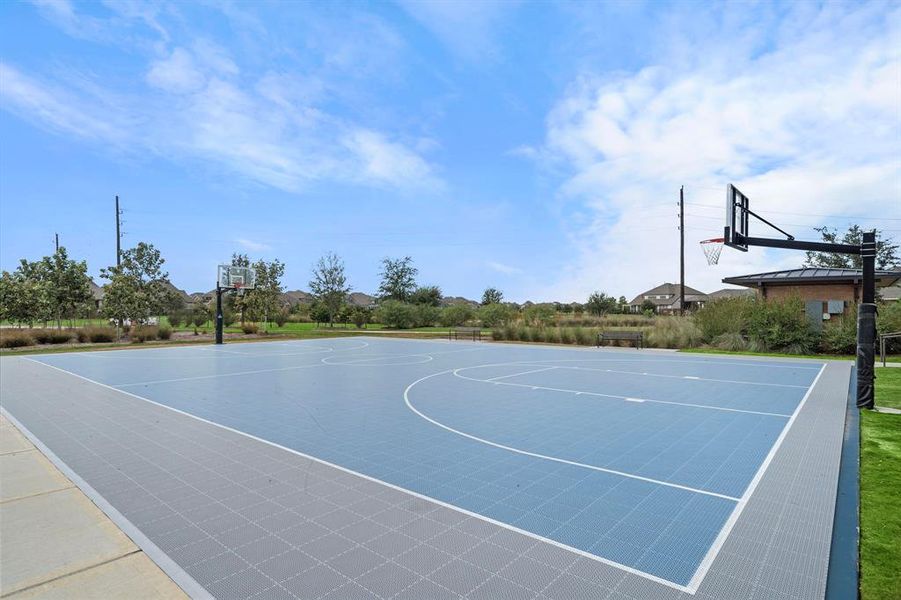 At 145 acres, Elyson Commons is Elyson’s biggest amenity, including basketball courts, workout circuit, soccer field, and more!