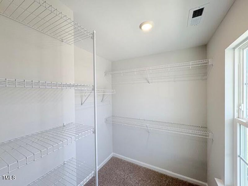 KF 425 Walk-in Closet