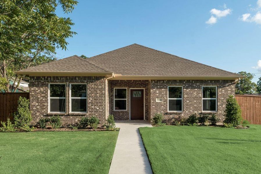 View of front facade featuring a front yard