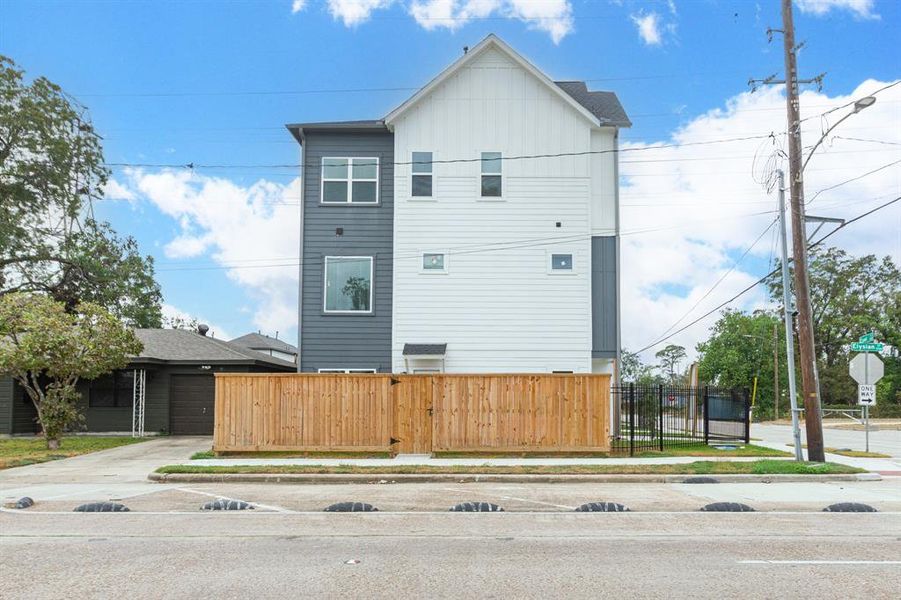 Good shot of how long the side yard is and how the front yard connects and extends it.