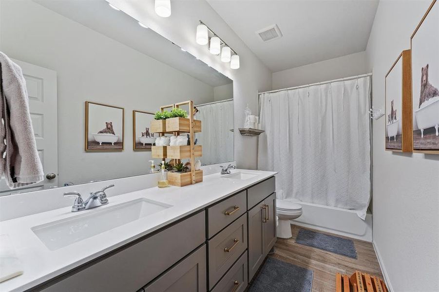 Upstairs large guest bathroom