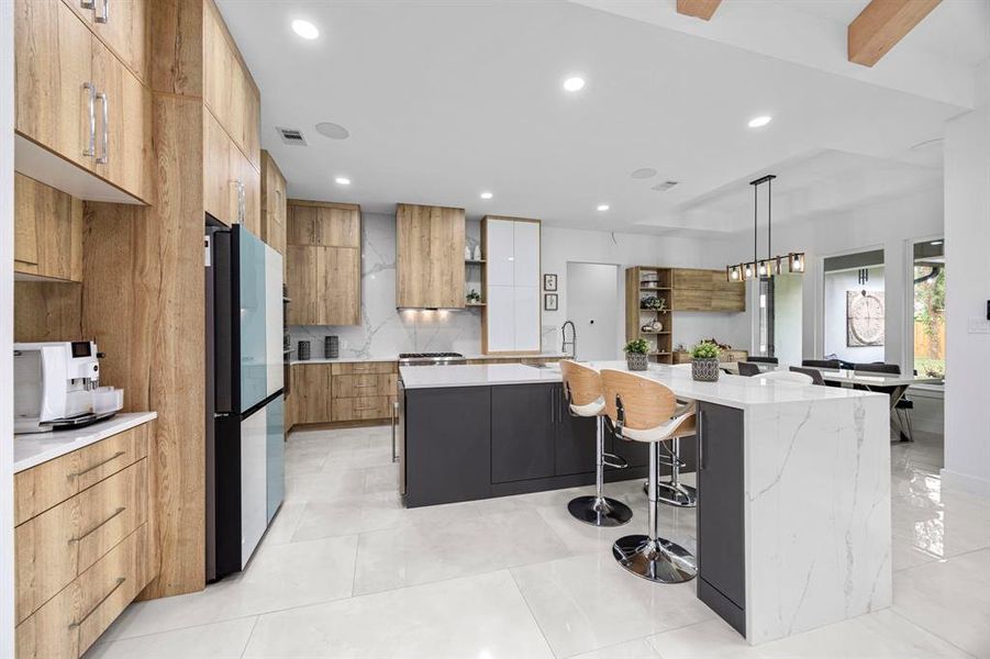 KITCHEN ISLAND W/BREAKFAST BAR