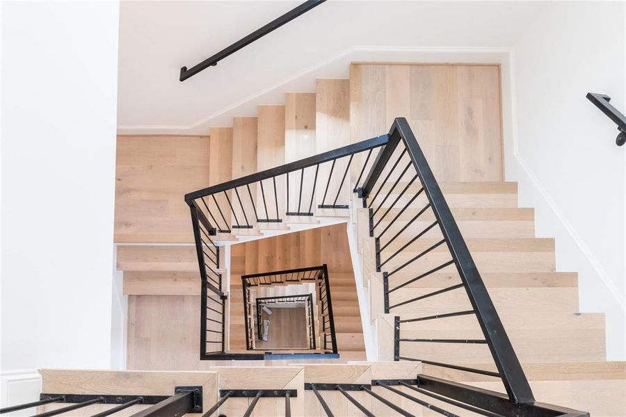 An impressive staircase that elevates the open and luminous feel of every floor!