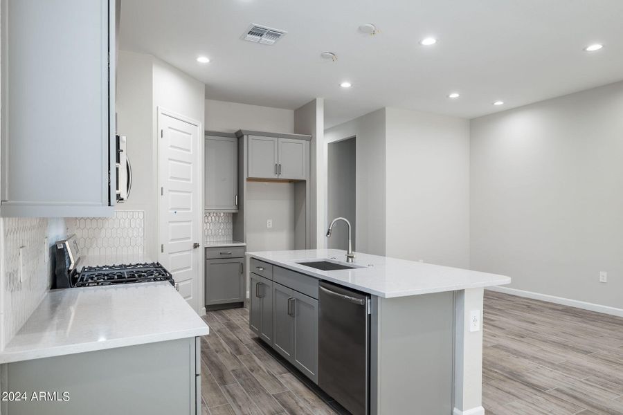 10-web-or-mls-21327-n-102nd-ave-4070-cam