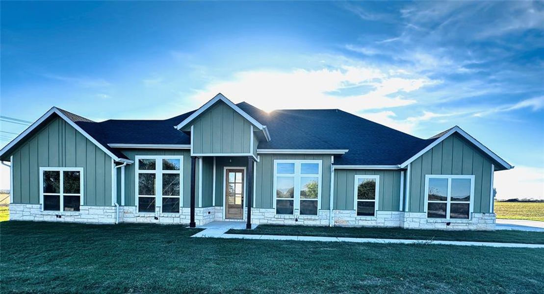 View of front facade featuring a front lawn