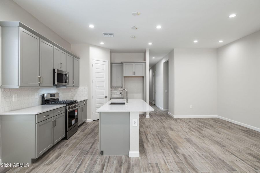 11-web-or-mls-21327-n-102nd-ave-4070-cam