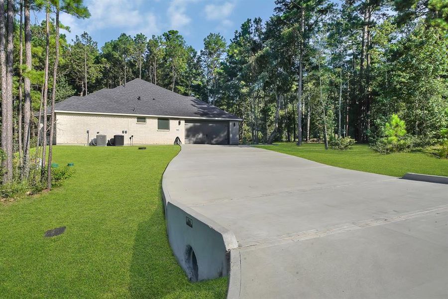 Long Driveway with plenty of parking