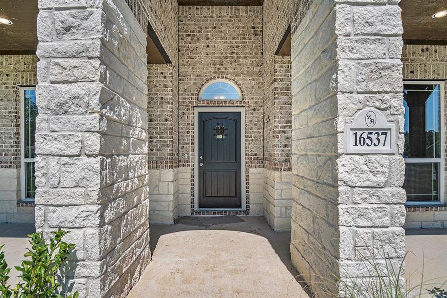 Stunning Entry! Gorgeous NEW 1 story home featuring 4 bedrooms, 2.5 baths and 3 car garage! Pictures are a represntation of the Dallas plan. Colors and selections may vary.