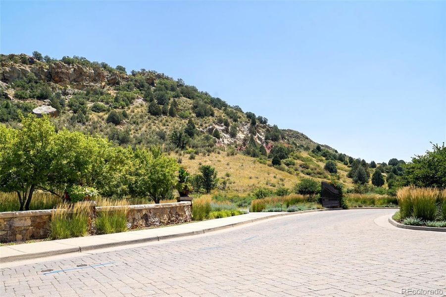 Situated in an exclusive area, the natural landscape creates a community nestled in a scenic spot