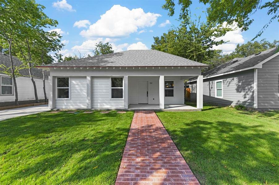 View of front of property featuring a front yard