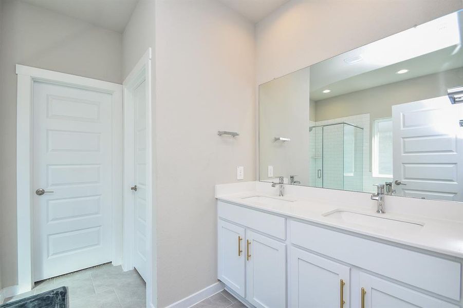 Bathroom with a bathtub, and a minimalist design.