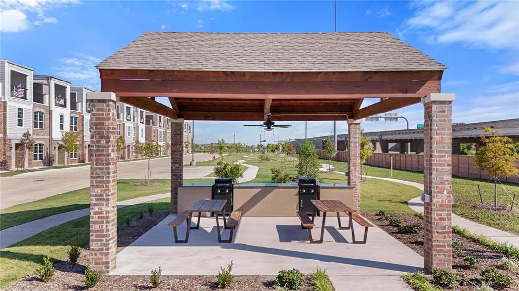 Community picnic table