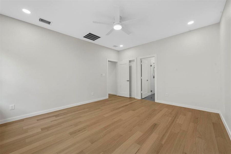 Unfurnished room featuring light wood-type flooring and ceiling fan