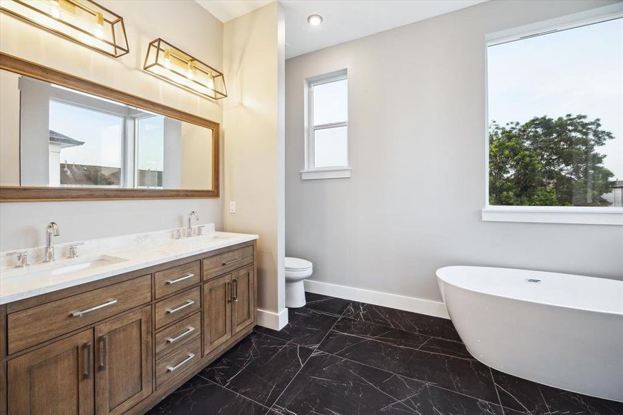 Primary bath w double vanities, soaking tub and walk-in shower
