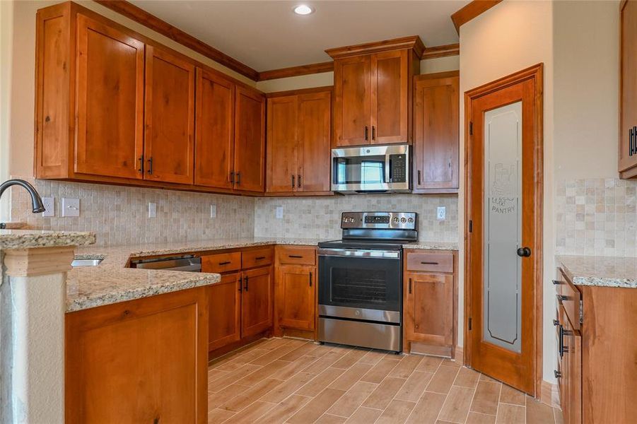 Beautiful kitchen with real wood cabinets and corner pantry. Plus, granite countertops and SS appliances.