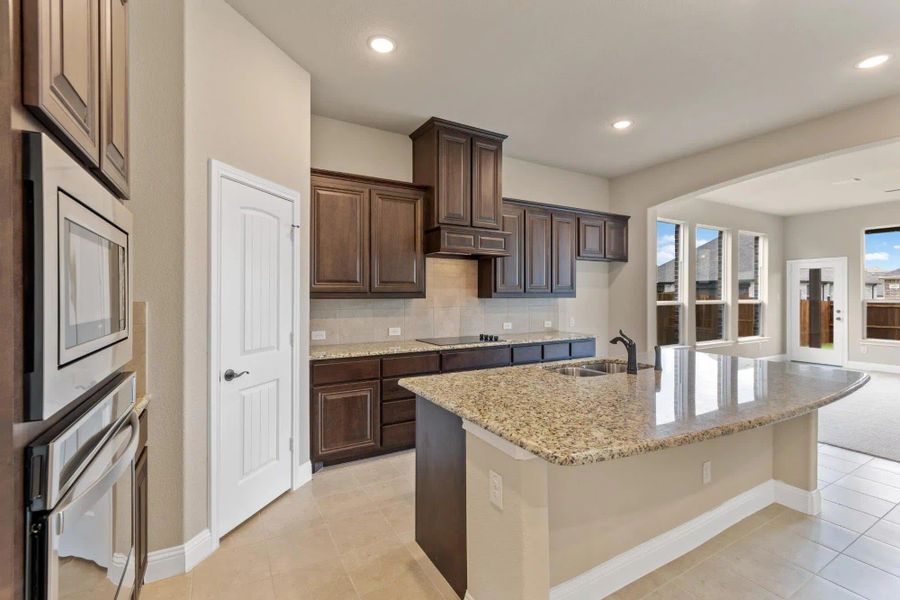 Kitchen | Concept 2795 at Redden Farms - Classic Series in Midlothian, TX by Landsea Homes