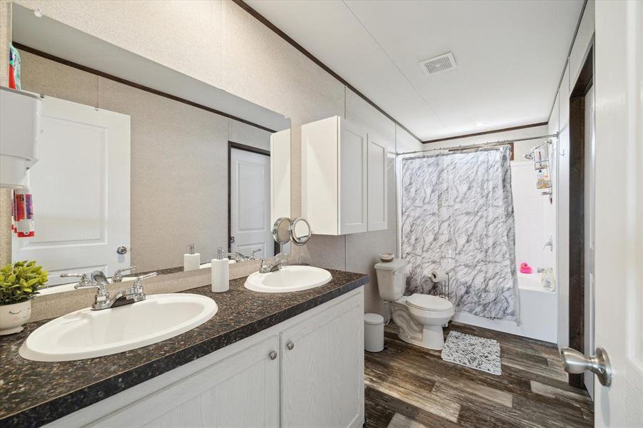 primary bathroom with double sinks!!!