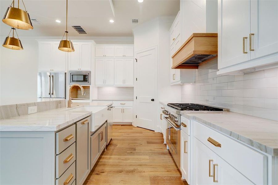 Stunning Kitchen with designer finishes & high-end appliances
