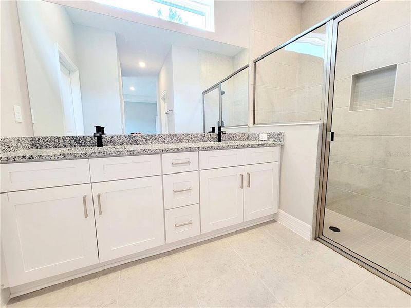 LARGE BATHROOM WITH GRANITE