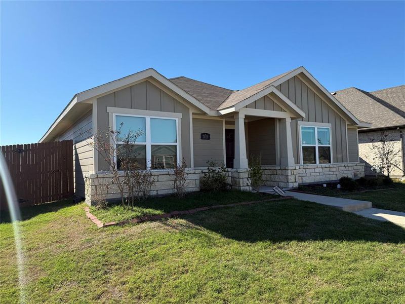 View of front facade featuring a front lawn