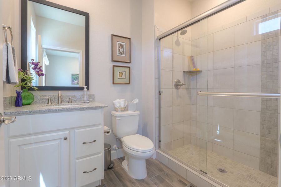 Guest bath w/tile shower