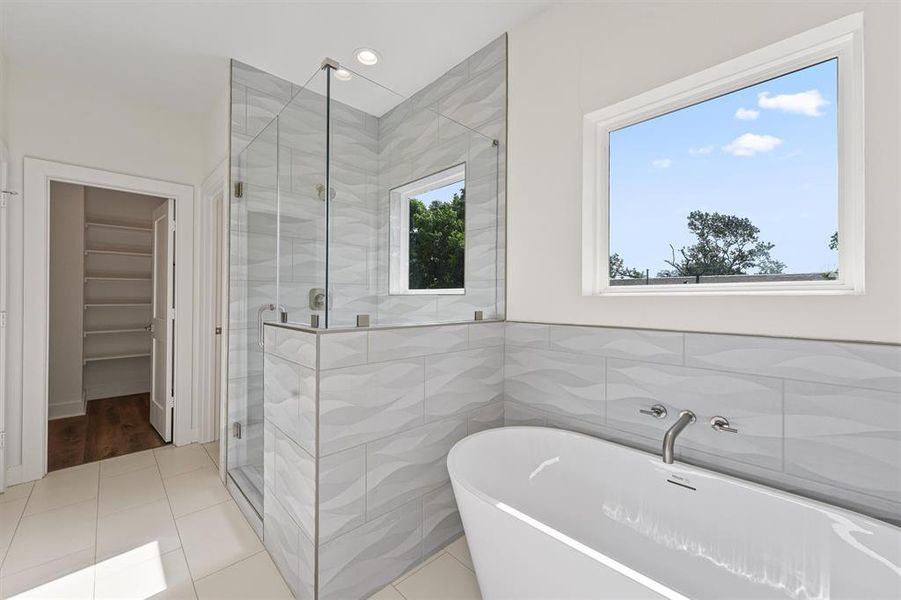Stand Alone Showing & Soaking Tub.