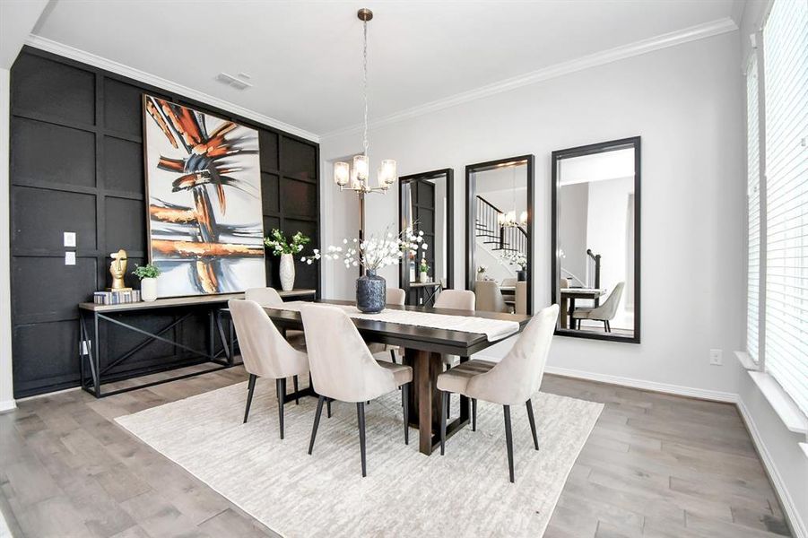 This dining room is bathed in naturallight, offers a spacious open conceptroom for a comfortable family dinneror hosting. Creative designers canhave fun furnishing this space tocompliment the upgraded texturedaccent wall.