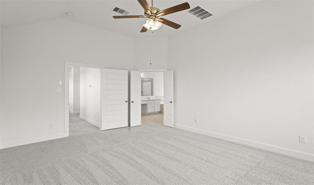 Primary suite with ceiling fan